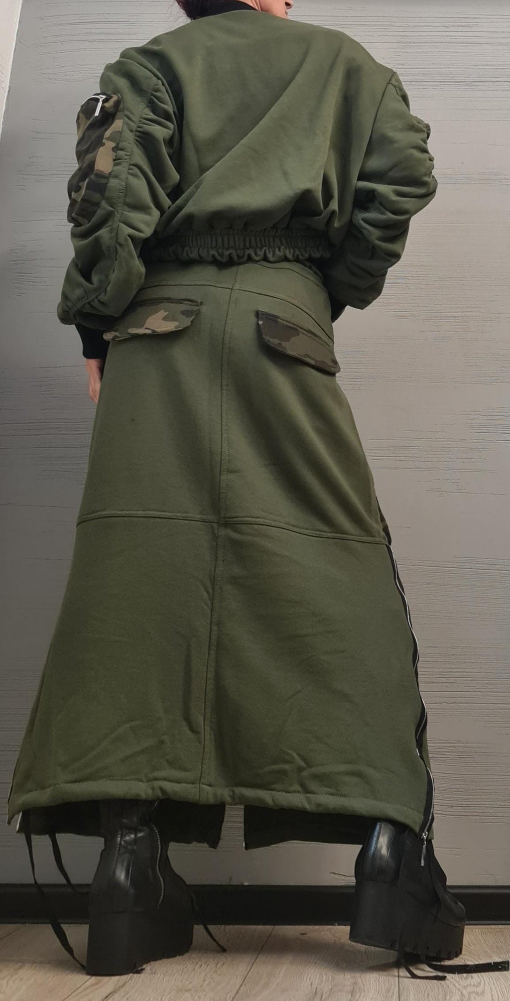 Military Green Cotton Cropped Bomber Jacket, Oversized Sleeves, Camouflage Zip Cargo Pockets