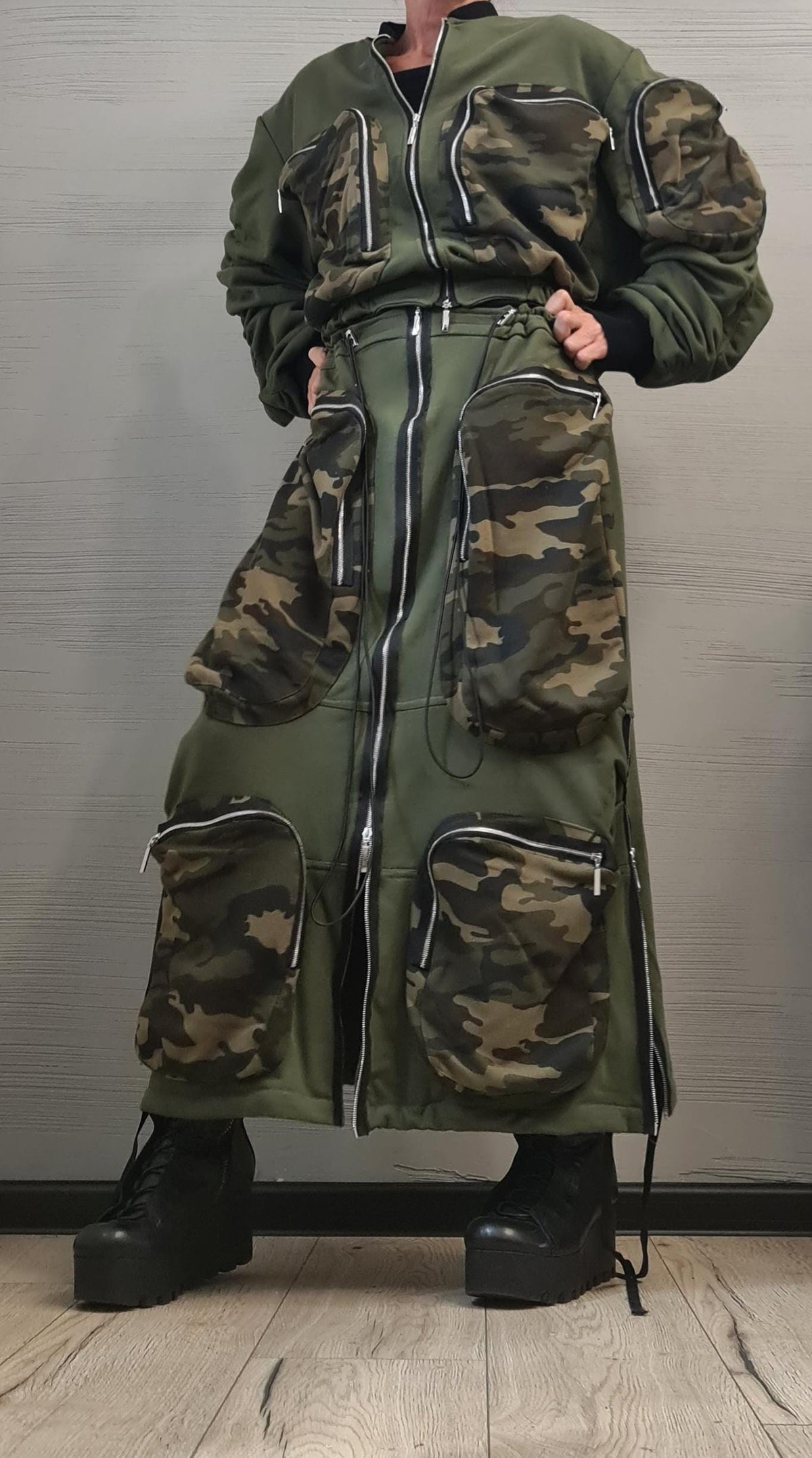 Military Green Cotton Cropped Bomber Jacket, Oversized Sleeves, Camouflage Zip Cargo Pockets