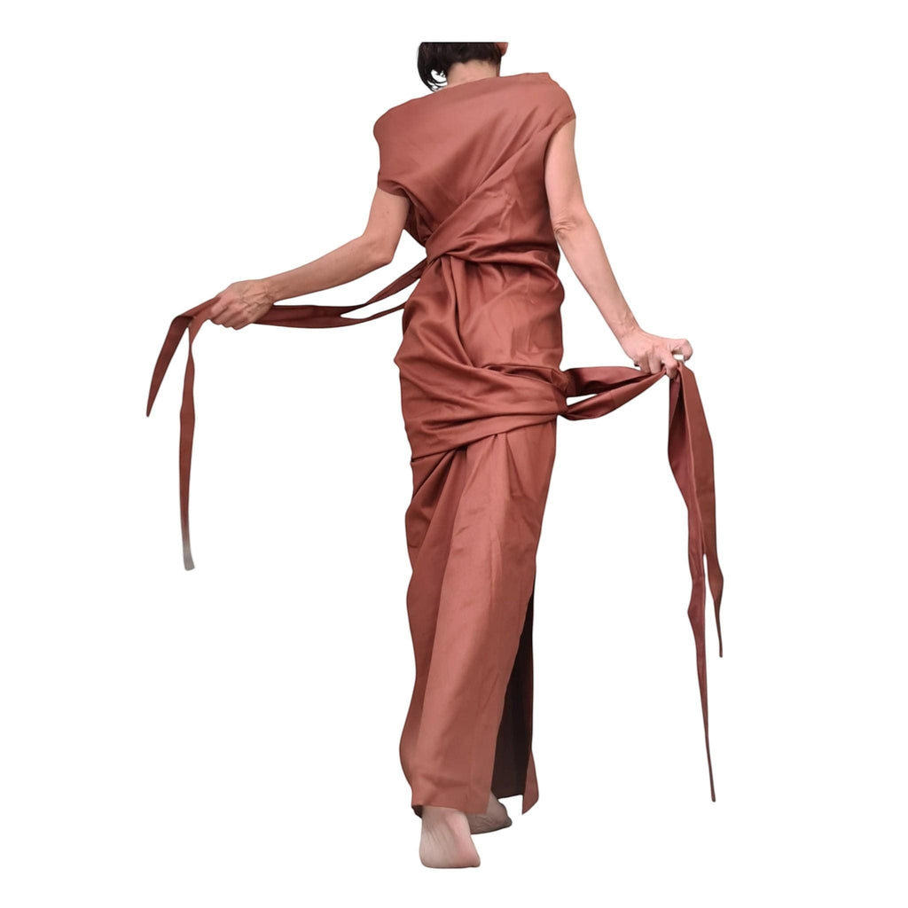 dreSSShoescode rust-colored asymmetric maxi dress with one shoulder and sleeveless design, made of cotton and polyester blend.